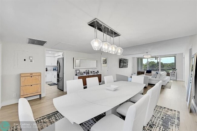 555 Oaks Ln in Pompano Beach, FL - Building Photo - Building Photo