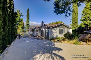 14520 Hardtree Dr in Lake Hughes, CA - Building Photo