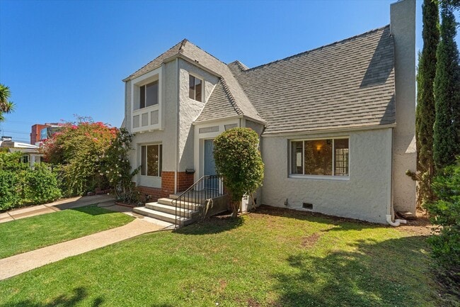 156 N Gardner St in Los Angeles, CA - Building Photo - Building Photo