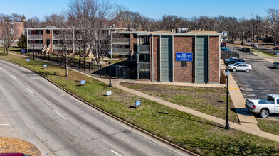 College Villas in Topeka, KS - Foto de edificio - Building Photo