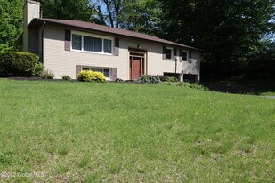 73 Birchwood Ln in Schenectady, NY - Building Photo