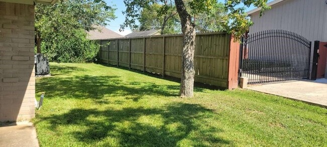 501 S Holmes St in La Porte, TX - Building Photo - Building Photo