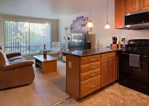 7 Commodore Dr in Emeryville, CA - Building Photo