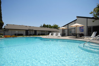 Westwood Apartments in Fresno, CA - Building Photo - Building Photo