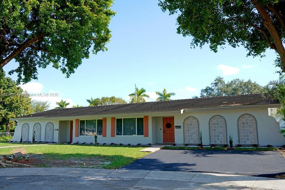 10701 SW 77th Ct in Miami, FL - Building Photo