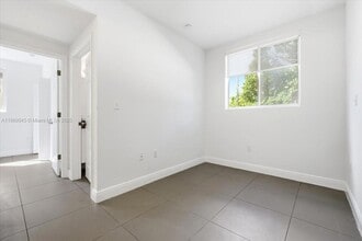 541 NW 33rd St, Unit 2 in Miami, FL - Building Photo - Building Photo