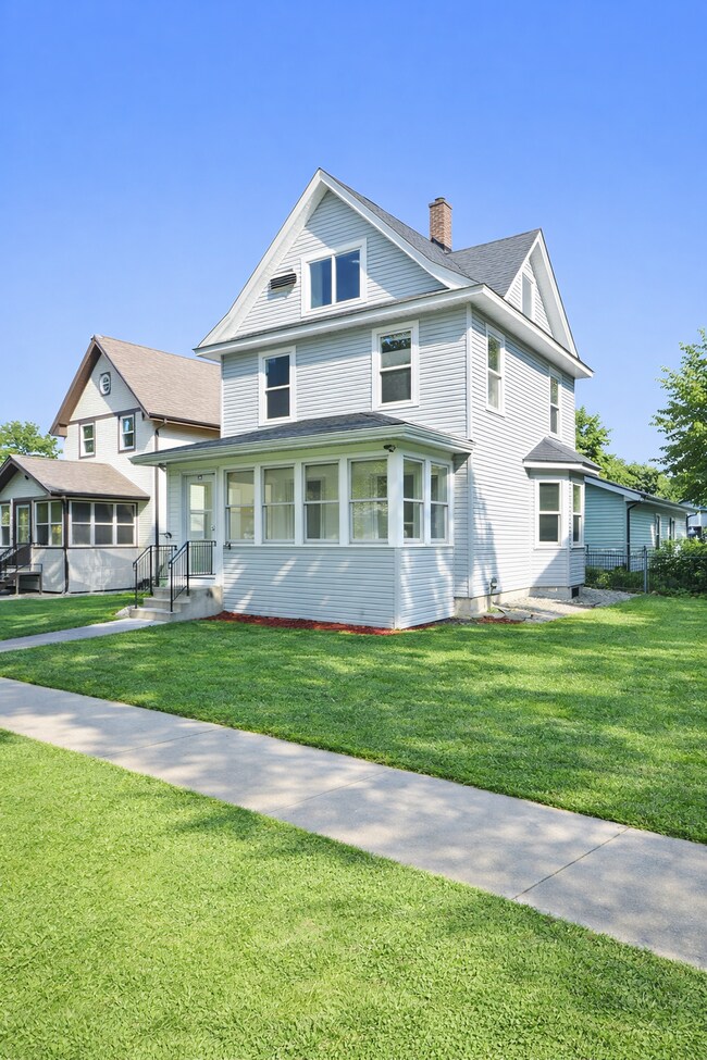 1689 Marshall Ave in St. Paul, MN - Building Photo - Building Photo