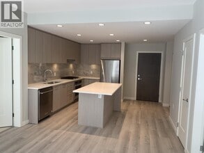 615 Cottonwood Ave in Coquitlam, BC - Building Photo - Building Photo