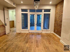 4BR 3BA Historic Limestone Duplex In Crown in Brooklyn, NY - Foto de edificio - Building Photo