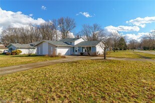 8671 Ashwood Dr in Strongsville, OH - Building Photo