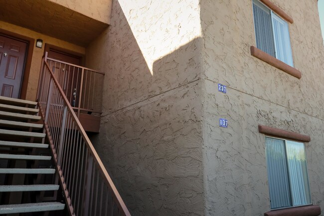 8256 E Arabian Trail in Scottsdale, AZ - Building Photo - Building Photo