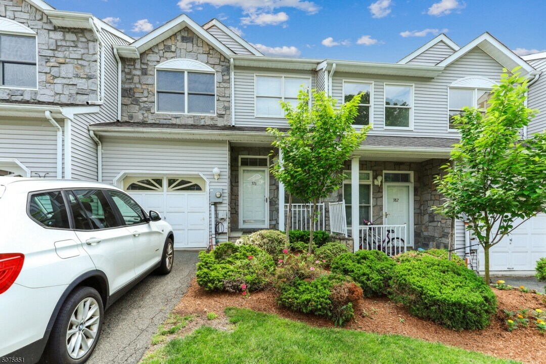376 Summerhill Dr in Morris Plains, NJ - Building Photo