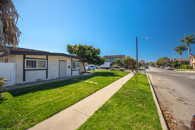 11102 Maple St in Los Alamitos, CA - Building Photo - Building Photo