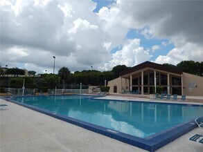 14601 N Kendall Dr in Miami, FL - Building Photo - Building Photo