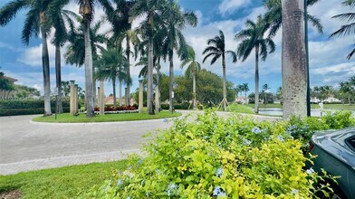 1094 Redwood St in Hollywood, FL - Foto de edificio - Building Photo