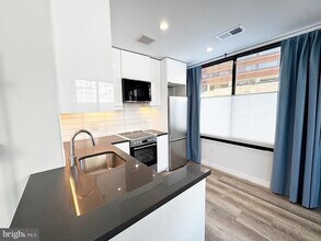 700 Roeder Rd, Unit 103 in Silver Spring, MD - Foto de edificio - Building Photo