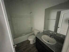 25564 Northpark Palm Dr in Porter, TX - Foto de edificio - Building Photo