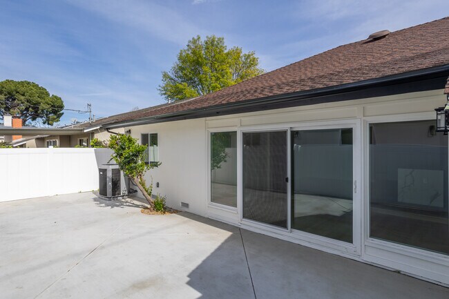 8601 Delco Ave in Winnetka, CA - Foto de edificio - Building Photo