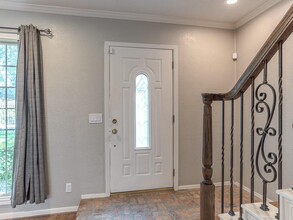 2323 Augusta Dr in Houston, TX - Building Photo - Building Photo
