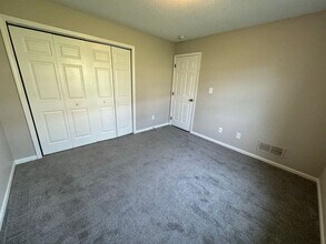 649 N Queen Ridge Ct in Independence, MO - Building Photo - Building Photo