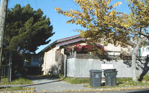 386 Grove Way in Hayward, CA - Foto de edificio - Building Photo