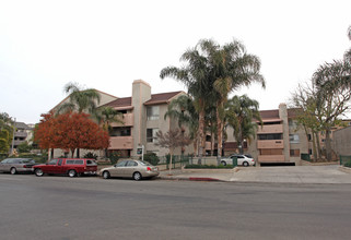 Kepwick South Apartments in Canoga Park, CA - Foto de edificio - Building Photo