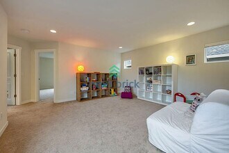 10598 Eastridge Dr NE in Redmond, WA - Building Photo - Building Photo