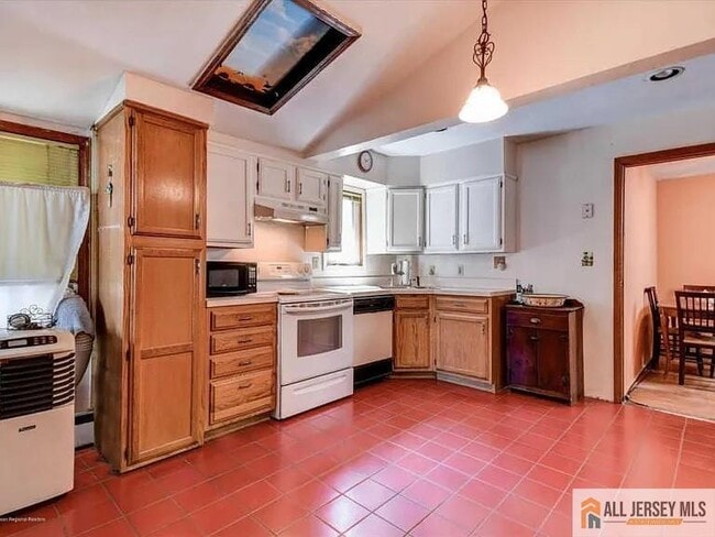 280 Shoreland Cir in Old Bridge, NJ - Building Photo - Building Photo