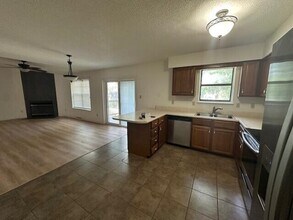 3701 Santiago Dr in Columbia, MO - Foto de edificio - Building Photo