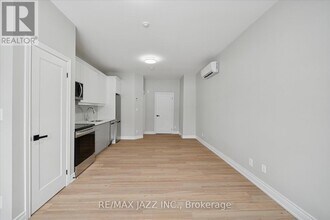 251 Simcoe St S in Oshawa, ON - Building Photo - Building Photo