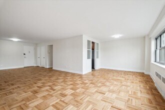 2 Washington Square in Larchmont, NY - Building Photo - Building Photo