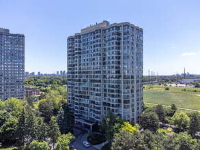 131 Torresdale Ave in Toronto, ON - Building Photo - Building Photo