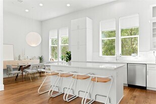 381 E Greenbriar Ln in Dallas, TX - Building Photo