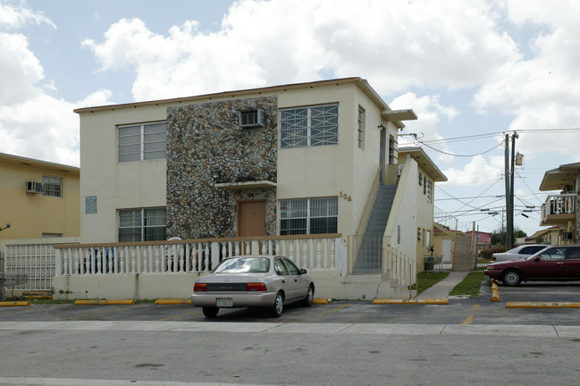 134-138 W 8th St in Hialeah, FL - Foto de edificio - Building Photo