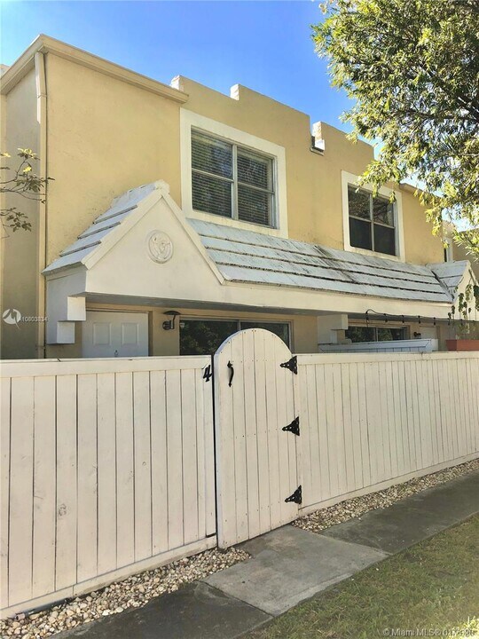 4550 SW 68th Ct Cir-Unit -4 in Miami, FL - Building Photo
