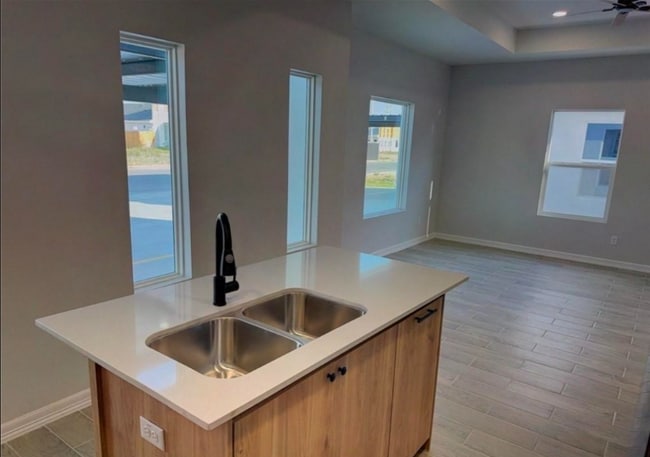 705 N Emerald Ave in Edinburg, TX - Building Photo - Building Photo