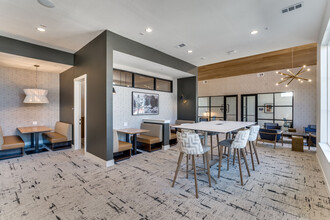 Lenox Woods in Austin, TX - Foto de edificio - Building Photo
