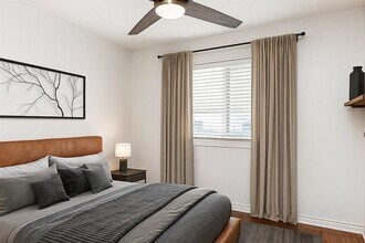 2401 Manor Rd in Austin, TX - Foto de edificio - Building Photo