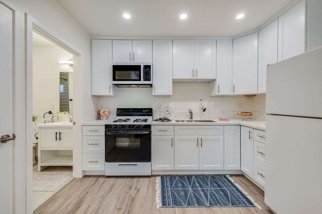 1902 E Chevy Chase Dr in Glendale, CA - Foto de edificio - Building Photo