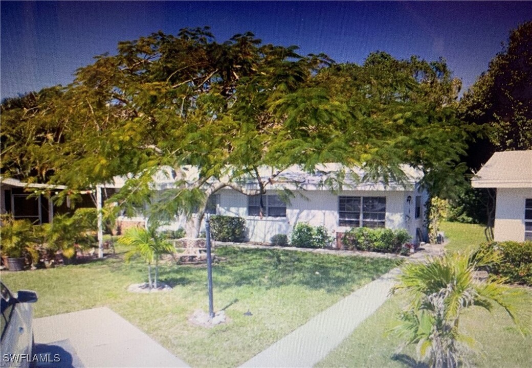 815 Courtington Ln in Ft. Myers, FL - Foto de edificio