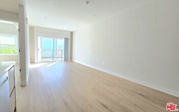 1530 S Hayworth Ave, Unit 203 in Los Angeles, CA - Foto de edificio - Building Photo