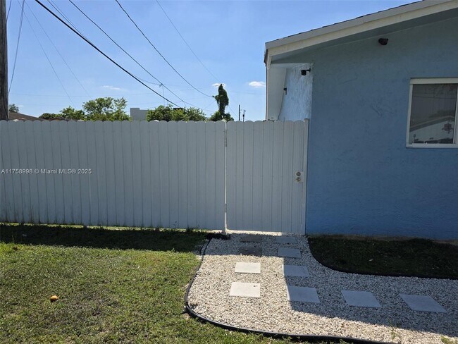 965 NW 10th St in Florida City, FL - Building Photo - Building Photo