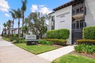 Huntington Vista in Huntington Beach, CA - Foto de edificio - Building Photo