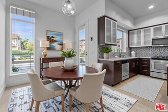 12920 W Runway Rd in Los Angeles, CA - Building Photo - Building Photo