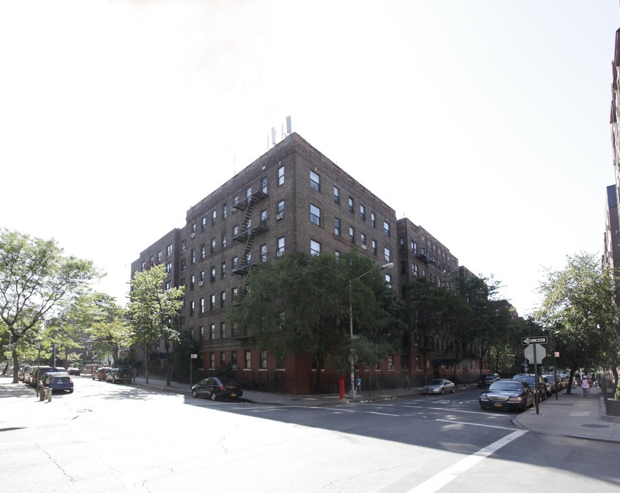 88-36 Elmhurst Ave in Elmhurst, NY - Foto de edificio