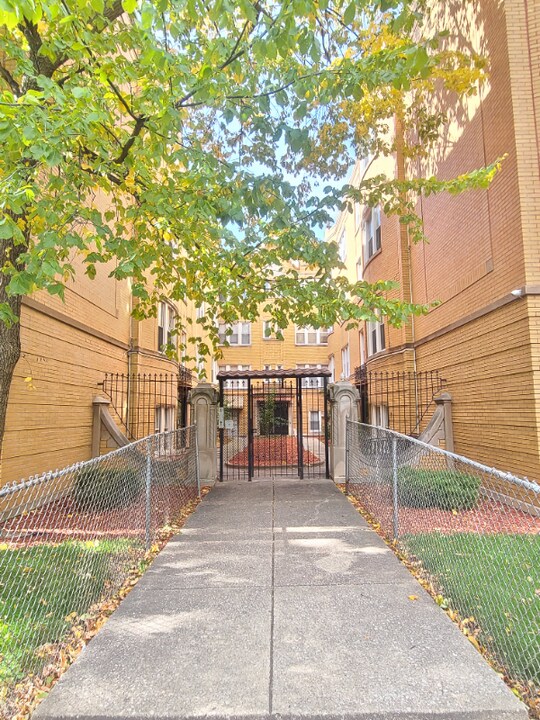 836 N Massasoit Ave-Unit -2A in Chicago, IL - Building Photo