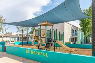 Whispering Pines in Phoenix, AZ - Foto de edificio - Building Photo