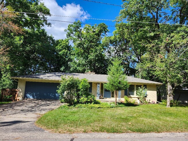 428 Hillcrest Dr in Fontana, WI - Building Photo - Building Photo