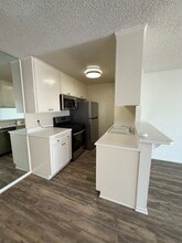 1218 McClellan Dr, Unit 106 in Los Angeles, CA - Building Photo - Building Photo