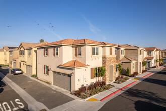 Pacific Avenue in Perris, CA - Foto de edificio - Building Photo